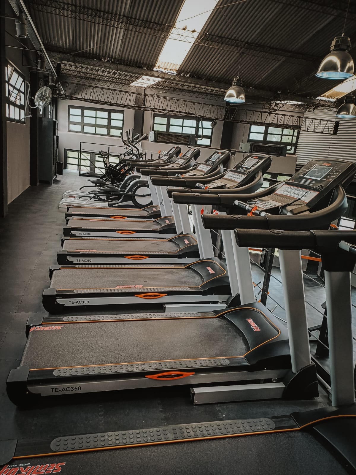Pista funcional y racks de El Galpón Gym